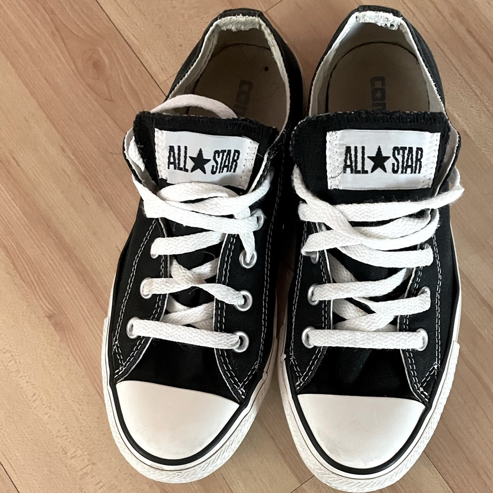 Black converse low top